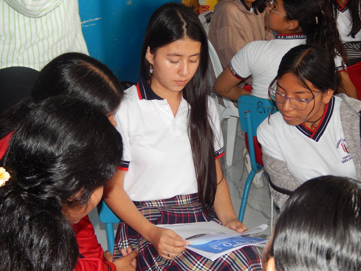 El segundo ciclo de capacitaciones del concurso "Quién Sabe Participa" no fue solo un conjunto de charlas impartidas, fue un diálogo productivo que encendió la curiosidad de los estudiantes del colegio Santa Lucía.

¡Los jóvenes ahora comprenden el poder de alzar su voz!