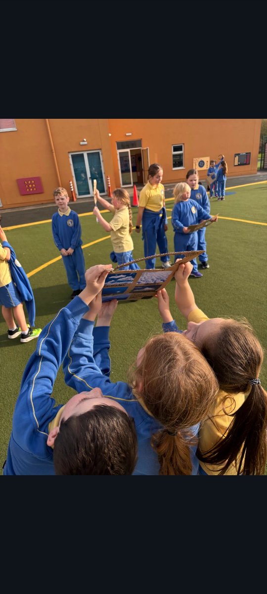 ☁️✨ D’fhoghlaim muid faoi chineálacha éagsúla scamaill an tseachtain seo — agus chuamar amach chun iad a lorg sa spéir 🌤️ Eolaíocht ag teacht beo! <a href="/CuriousMindSTEM/">Research Ireland Curious Minds</a> <a href="/ScienceWeek/">Science Week Ireland</a>  #SeachtainNahEolaíochta #ThenTodayTomorrow #AnsinInniuAmárach