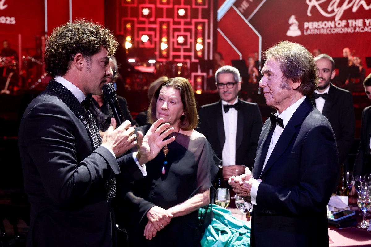 davidbisbal's tweet image. Madre mía!!! Qué momentos! instagram.com/p/DRDGWQajCG-/… @LatinGRAMMYs @RAPHAELartista