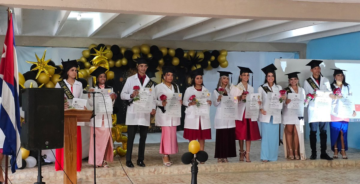 Alexpersanchez's tweet photo. Celebrado en Jobabo el Acto de Graduación del curso 2024-2025. Recibieron su título 11 nuevos profesionales de la salud. 
Muchas felicidades y éxitos para esta nueva generación de galenos que continuarán poniendo el nombre de nuestra medicina en lo más alto del altruismo humano. https://t.co/wNc2BlKcF2