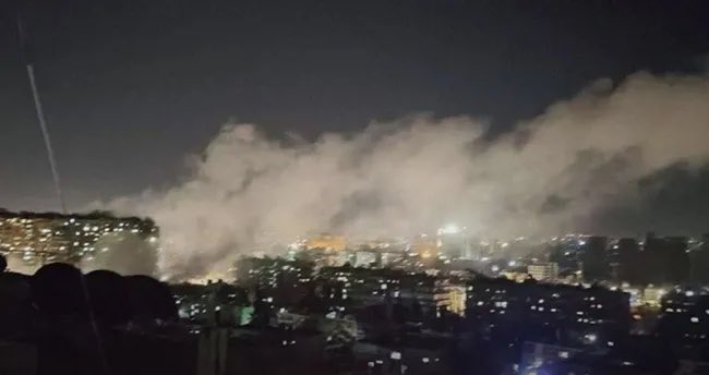 Suriye basınında yer alan haberlere göre, başkent Şam'da şiddetli patlamalar meydana geldi ve yaralılar olduğu bildirildi. 3 katlı binaya füze isabet ettiği bildirildi.