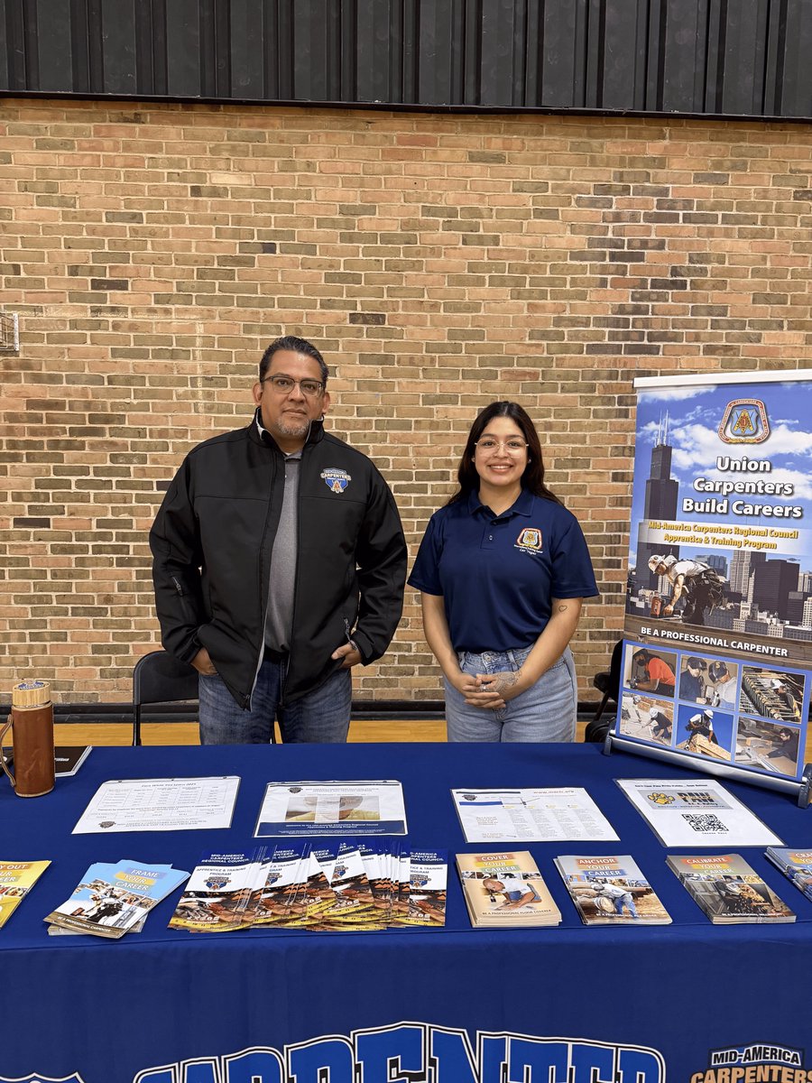 MidAmCarpenters's tweet image. and every one of them. And we had another great turnout at the District 218 Career Fair in Oak Lawn, IL. Thanks to training center outreach specialist Yolanda Valadez and #Local10 Rep Eric Frausto for talking to students and spreading the word about our Union.