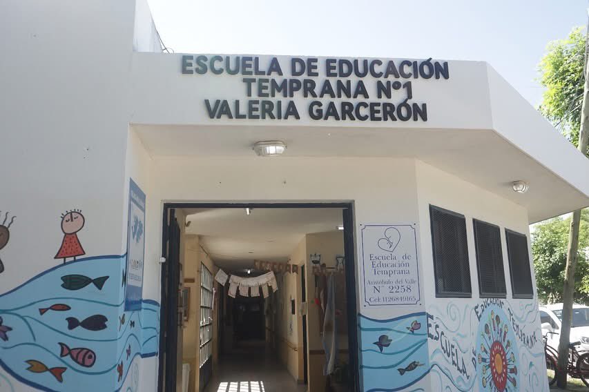 MuniMarcosPaz's tweet image. En un emotivo acto y con la presencia de la comunidad educativa y autoridades locales, este viernes se realizó la imposición del nombre “Valeria Garcerón” a la Escuela de Educación Temprana Nº1 de nuestra ciudad.

👉 marcospaz.gov.ar/noticias/item/…