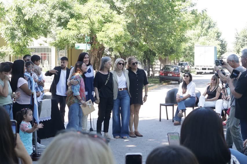 MuniMarcosPaz's tweet image. En un emotivo acto y con la presencia de la comunidad educativa y autoridades locales, este viernes se realizó la imposición del nombre “Valeria Garcerón” a la Escuela de Educación Temprana Nº1 de nuestra ciudad.

👉 marcospaz.gov.ar/noticias/item/…