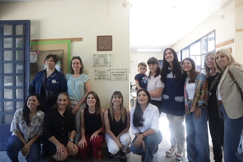 MuniMarcosPaz's tweet image. En un emotivo acto y con la presencia de la comunidad educativa y autoridades locales, este viernes se realizó la imposición del nombre “Valeria Garcerón” a la Escuela de Educación Temprana Nº1 de nuestra ciudad.

👉 marcospaz.gov.ar/noticias/item/…