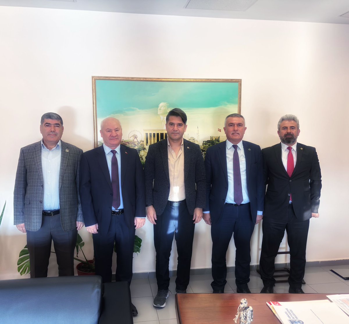 Ankara Büyükşehir Belediyesi iştirakler ve işletmeler Daire Başkanı Sayın <a href="/MuratSariaslann/">Dr. Murat Sarıaslan</a> beyefendiyi ziyaret ettik.Derneğimiz <a href="/EMUJAD06/">EMEKLİ UZMAN JANDARMALAR DERNEĞİ</a>  ile ilgili istişarelerde bulunduk
Sayın Daire Başkanımıza  camiamıza yapmış olduğu katkılar nedeniyle şükranlarımı sunarım. 
<a href="/mansuryavas06/">Mansur Yavaş</a>