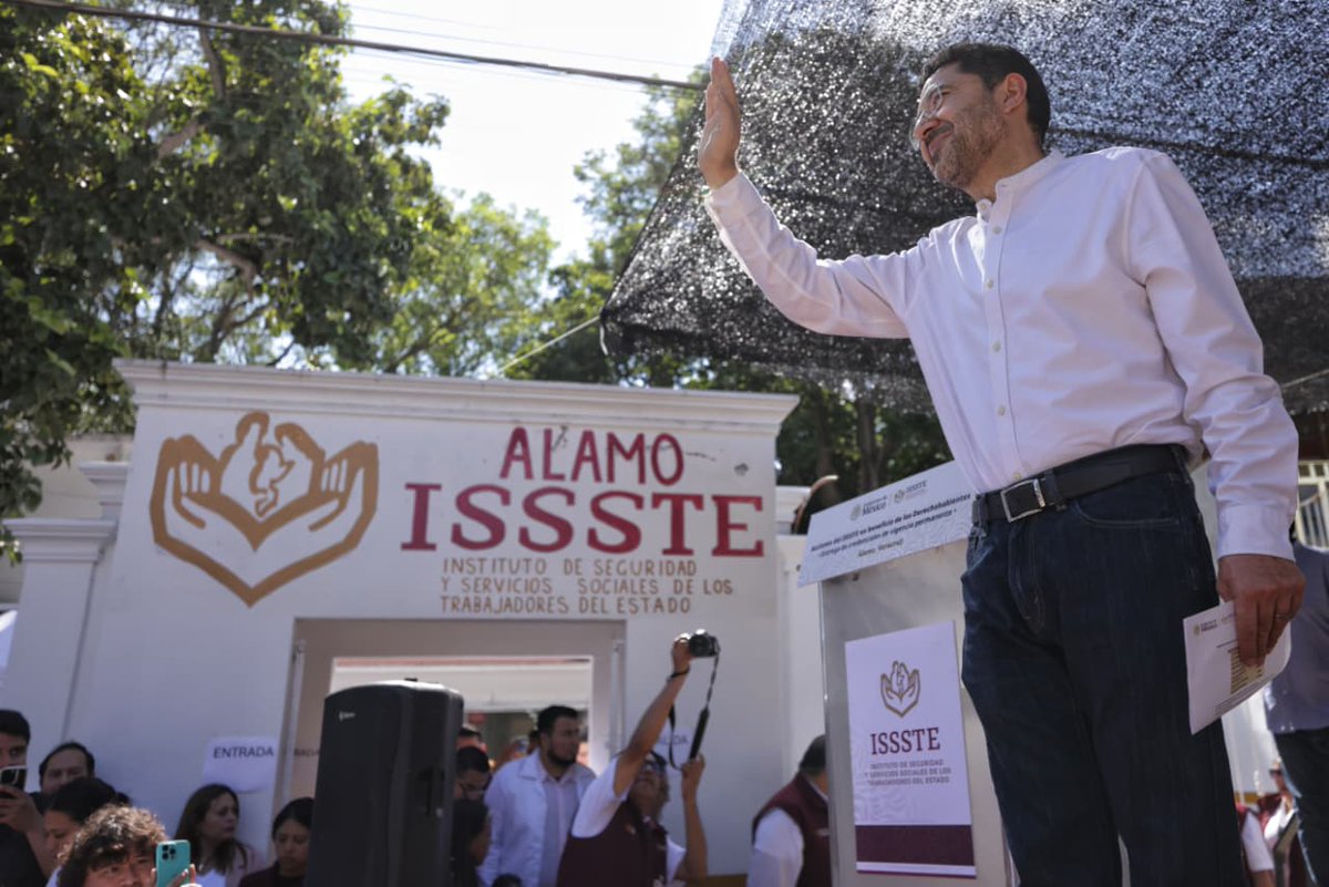 martibatres's tweet image. Estoy en Álamo Temapache, Veracruz, una de las poblaciones más afectadas por las torrenciales lluvias  en esta temporada. Aquí, la Unidad de Medicina Familiar del @ISSSTE_mx quedó cubierta por una inundación de dos metros de altura.  Sin embargo, ya fue limpiada y pintada y está…