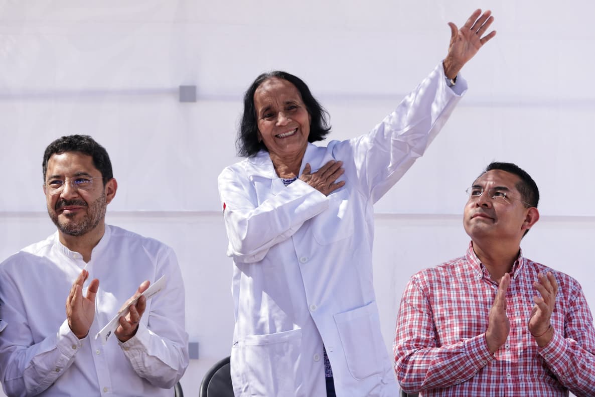 martibatres's tweet image. Estoy en Álamo Temapache, Veracruz, una de las poblaciones más afectadas por las torrenciales lluvias  en esta temporada. Aquí, la Unidad de Medicina Familiar del @ISSSTE_mx quedó cubierta por una inundación de dos metros de altura.  Sin embargo, ya fue limpiada y pintada y está…