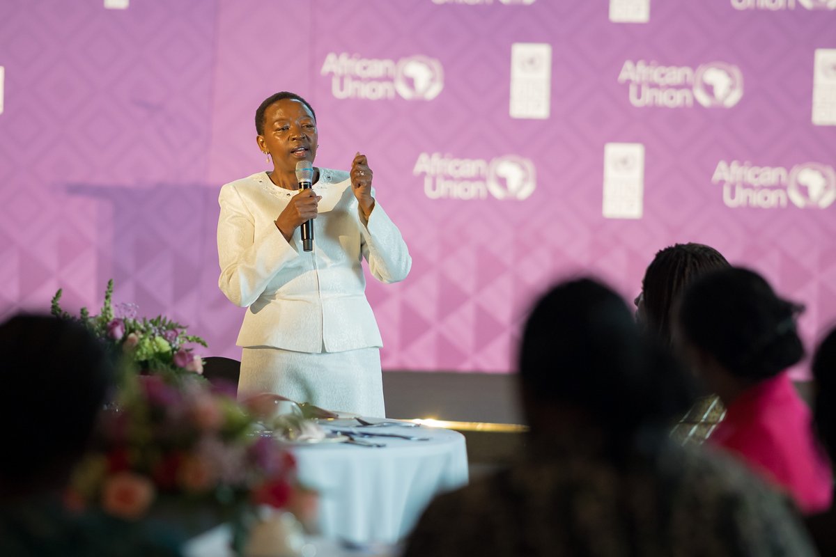 UNDPAfrica's tweet photo. Breakfast exchange w/ the 1st lady of #Kenya.

💬 Integrity is what sustains you. When people know they can trust you, doors open.

H.E. @MamaRachelRuto reflecting on balancing duty, family and self while staying true to one’s principles.

#AfricanWomenLead 💜 https://t.co/UvvQ97Lr6T