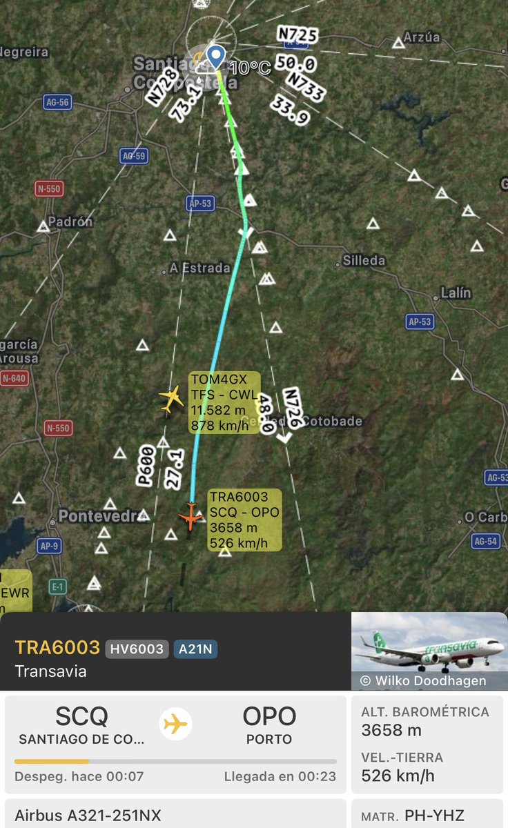 Este Transavia que viña de Ámsterdam a Porto tuvo que aterrar en Santiago ao non poder facelo no aeroporto portugués. Saíu agora de Lavacolla cara el.