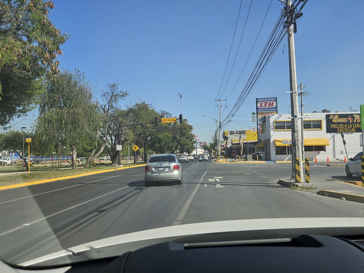 karliuxbl's tweet photo. Buen día alcalde @daniel_carrillo, en dónde se pueden reportar los semáforos que no funcionan? Desde el lunes no está funcionando el semáforo de República Mexicana y Privada Sendero Anahuac (Sams Club). @GobSanNicolas https://t.co/0vX5dOJLbV