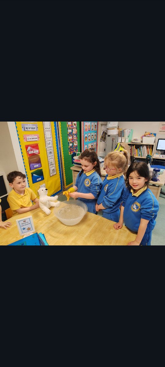 🐻‍❄️🧤 D’fhoghlaim Na Naí Shins Emma faoi eolaíocht an bhéar bán! Le “lámhainní oighir” thástáil siad an t‑uisce — an raibh sé níos fuar nó níos teo? ❄️🌊 Thuig siad conas a choinníonn blubber na béir bána te i bhfarraigí fuara. <a href="/ScienceWeek/">Science Week Ireland</a> <a href="/CuriousMindSTEM/">Research Ireland Curious Minds</a>   #AnsinInniuAmárach