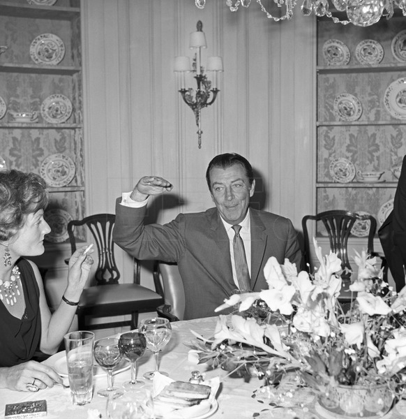 El actor estadounidense Robert Taylor durante la comida de despedida que le ofrecieron en los estudios Bronston Chamartín, en Madrid, al finalizar el rodaje de la película "Pampa salvaje", #14nov de 1965. #EFEfototeca