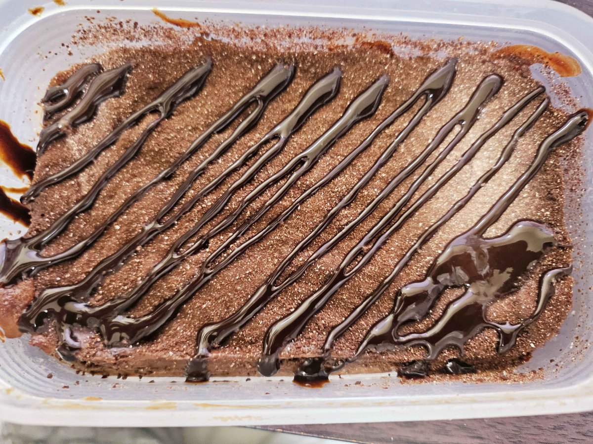 TriangleSiO2's tweet image. ココアパウダーとチョコレートシロップを足して冷凍庫INでヒヤヒヤのあまあまお菓子
ほっぺたは死ぬ🥰