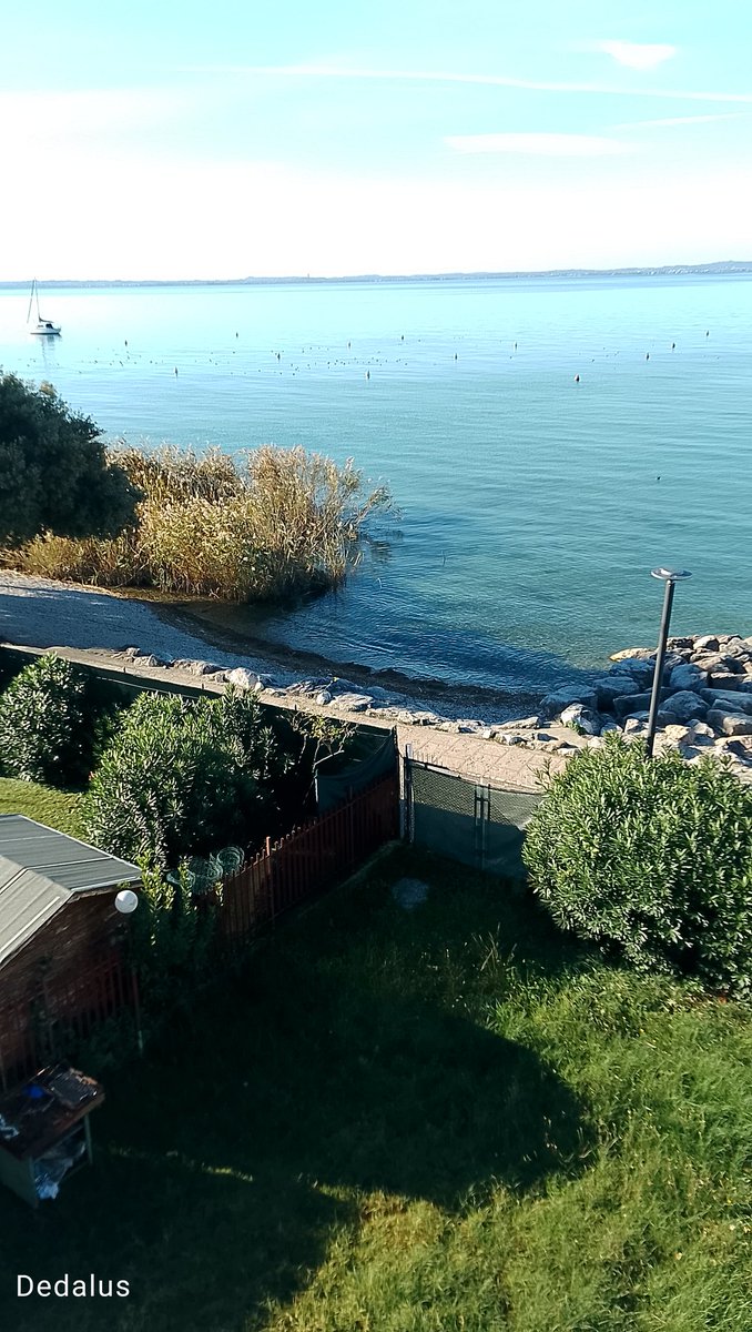 All'inizio, tutto era luce, ma io ero solo.

Tutto era bello, ma io ero
solo.

Sono nato per primo, tra le pietre
di un fiume dove, molto
molto tempo dopo,
i bambini avrebbero giocato.

Paula Melchor