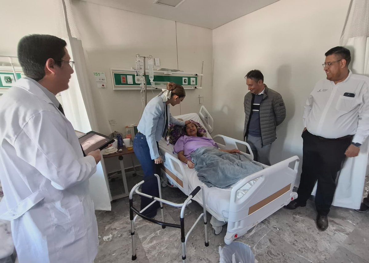 Acompañada del Dr. Moisés Nájera, la presidenta del DIF Estatal, Marisol Rosso, reconoció la labor de médicos que participaron en la Jornada Protésica de Rodilla y Cadera en #HG450. 
Reiteró el compromiso del gobernador, <a href="/EVillegasV/">Esteban Villegas V.</a> de salvaguardar la salud de los duranguenses.