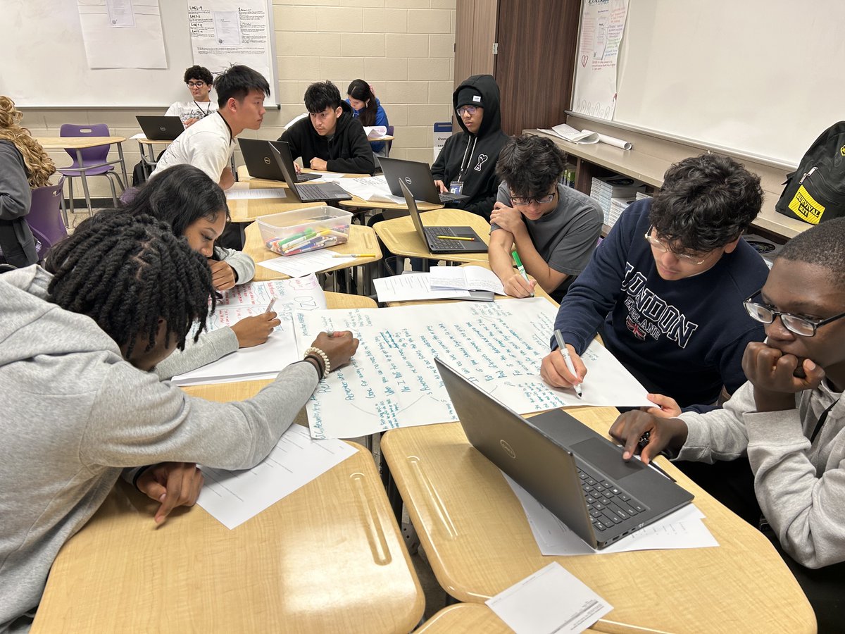 Fulshear_HS's tweet image. Collaboration is key! English IV students are working together to prepare for a student led gallery walk and exhibit. #FutureReady #BigThinking #BoldLearning #BrightFutures