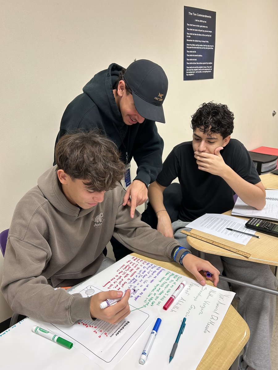 Fulshear_HS's tweet image. Collaboration is key! English IV students are working together to prepare for a student led gallery walk and exhibit. #FutureReady #BigThinking #BoldLearning #BrightFutures