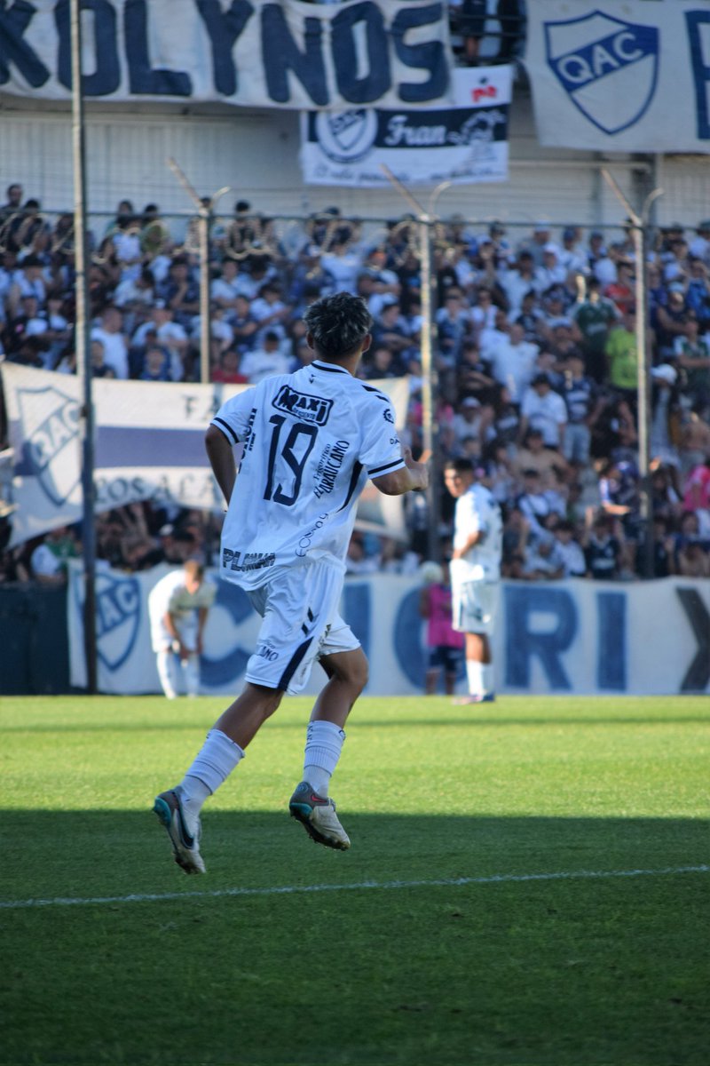 𝐓𝐡𝐢𝐚𝐠𝐨 𝐌𝐞𝐣𝐢́𝐚𝐬 𝐟𝐢𝐫𝐦𝐨́ 𝐬𝐮 𝐩𝐫𝐢𝐦𝐞𝐫 𝐜𝐨𝐧𝐭𝐫𝐚𝐭𝐨

Hoy en la sede de Guido y Paz, Thiago Mejías (2008, mediapunta) firmó su primer contrato con Quilmes.

🙌 ¡Felicitaciones, Thiago! A seguir creciendo y defendiendo estos colores.