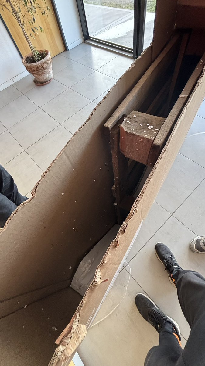 AngulismoCAT's tweet photo. @iosipblackberry Me salía con que habían venido a mi casa y nunca los atendí (nunca vinieron). Después de tantas idas y vueltas me fui a buscarlo personalmente. Cuando lo levantamos sentimos que estaba muy liviano. Resulta que en la caja no había nada y lo rellenaron con unas maderas. https://t.co/aqbTpldpgM