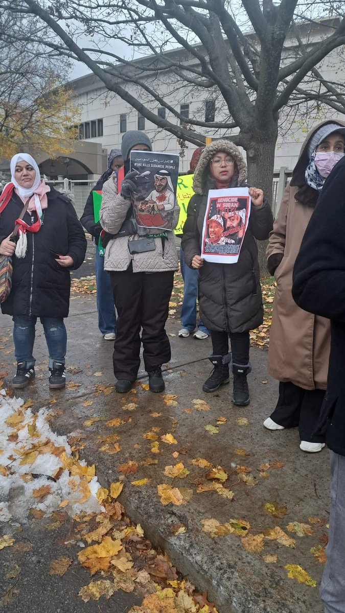 Abo_o7med's tweet image. يحدث الآن:
السودانيين يتظاهرون أمام السفارة الإماراتية في العاصمة الكندية أتاوا .. 

#UAEFundsRSF 
#BoycottUAE