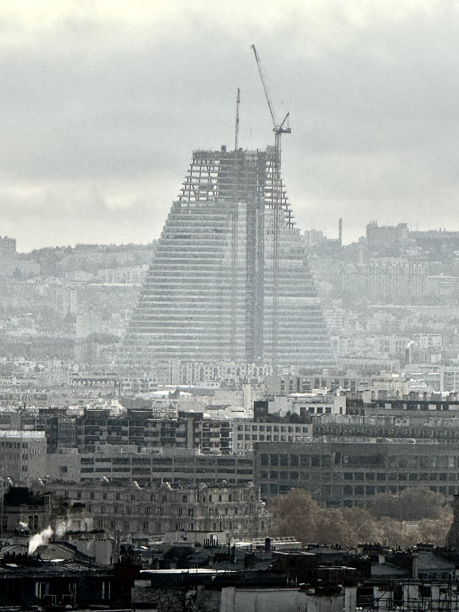 Déjà plus de 4 ans (juin 2021) que le Parquet National Financier a ouvert une enquête préliminaire pour des soupçons de favoritisme et de recel de favoritisme autour du projet de la Tour Triangle #Paris15.

Côté construction par contre ça avance bien.