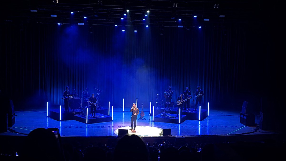 Arka fonda 
‘ Aşkkkkkkk seni yazıyormuş 
Bilmeden kaderime kazıyormuş ‘
<a href="/kzldl_/">~Dios~</a>  🤍