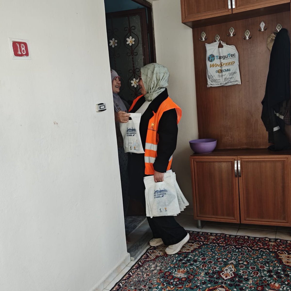 AkKadinTuzla's tweet photo. Mahallemizde vatandaşlarımızla birebir temas kurarak hem gönüllere dokunduk hemde partimize yeni üyeler kazandırdık. 

Kadın kollarımızın azmi, enerjisi ve samimiyetiyle, Türkiye Yüzyılı hedeflerimize bir adım daha yaklaştık. 

#HerMahallesiyle Tuzla 🇹🇷 https://t.co/TcYqIj8l4Q