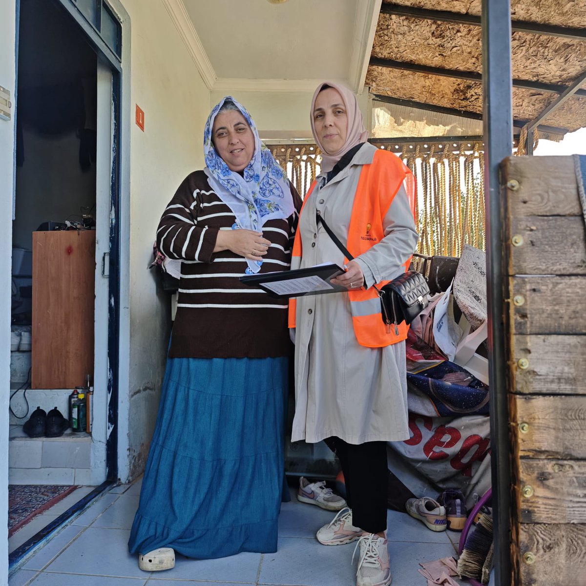 AkKadinTuzla's tweet photo. Mahallemizde vatandaşlarımızla birebir temas kurarak hem gönüllere dokunduk hemde partimize yeni üyeler kazandırdık. 

Kadın kollarımızın azmi, enerjisi ve samimiyetiyle, Türkiye Yüzyılı hedeflerimize bir adım daha yaklaştık. 

#HerMahallesiyle Tuzla 🇹🇷 https://t.co/TcYqIj8l4Q