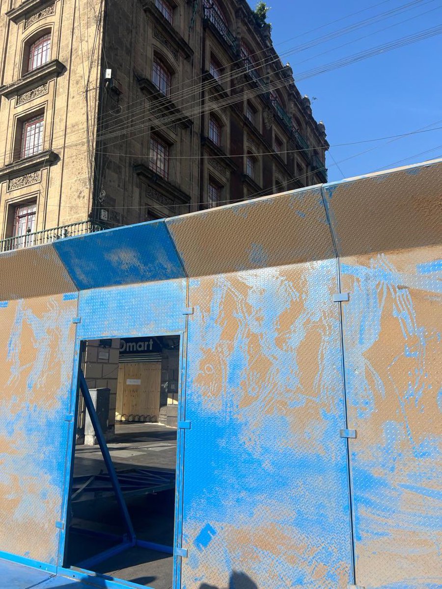 Garcimonero's tweet photo. Si #FueClaudia
 Está Esta es la entrada que dejaron para entrar y salir del Zócalo . Solo con eso el gobierno puede provocar una tragedia fatal por la cantidad de gente que irá a la manifestación.
Esas bardas deben ser derribadas  por seguridad https://t.co/qjVSTBG3Id