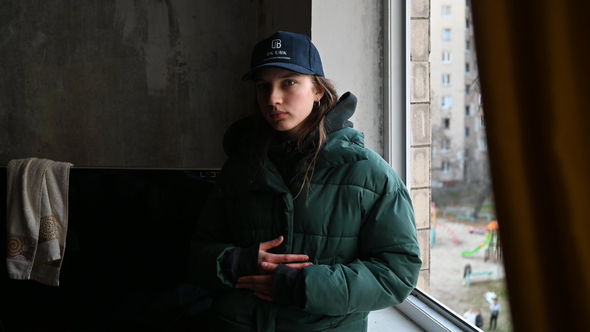 1) ニュースになることもない、ウクライナの日常の一部の話。

ヴィタさん、20歳。空襲警報が鳴ると、いつもは廊下にいく。シェルターが近くにない住民にとって「壁2枚」は鉄則。13日は日付が変わろうとする頃に警報が鳴った。ただ、この日は疲れ切っていて、窓の近くのソファで寝てしまっていた（続