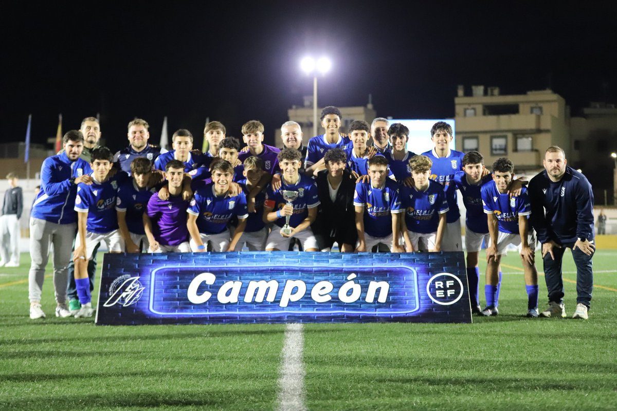 canteraudm's tweet photo. ¡𝐂𝐚𝐦𝐩𝐞𝐨𝐨𝐨𝐧𝐞𝐬! 🔵🏆 

¡Nuestro #cadeteUDM alza con la #CopaFederacion de la @RFMF_MELILLA tras vencer por 1-0 con gol de Jaled! https://t.co/3hpjJXBKnH