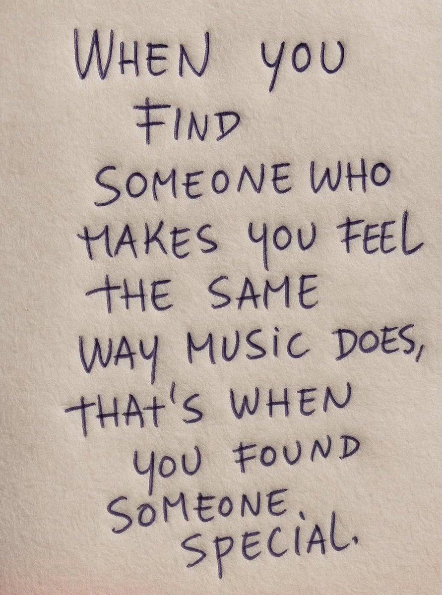 يا جمال هذا الاقتباس: 

" عندما تجد شخصًا يجعلك تشعر بنفس الطريقة التي تجعلك الموسيقى تشعر بها، عندها تكون قد وجدت شخصًا مميزاً. "

بالضبط لان الموسيقى تلمس جزءًا عميقًا فينا ، وهذه أعلى درجات الارتباط العاطفي في علم المشاعر.