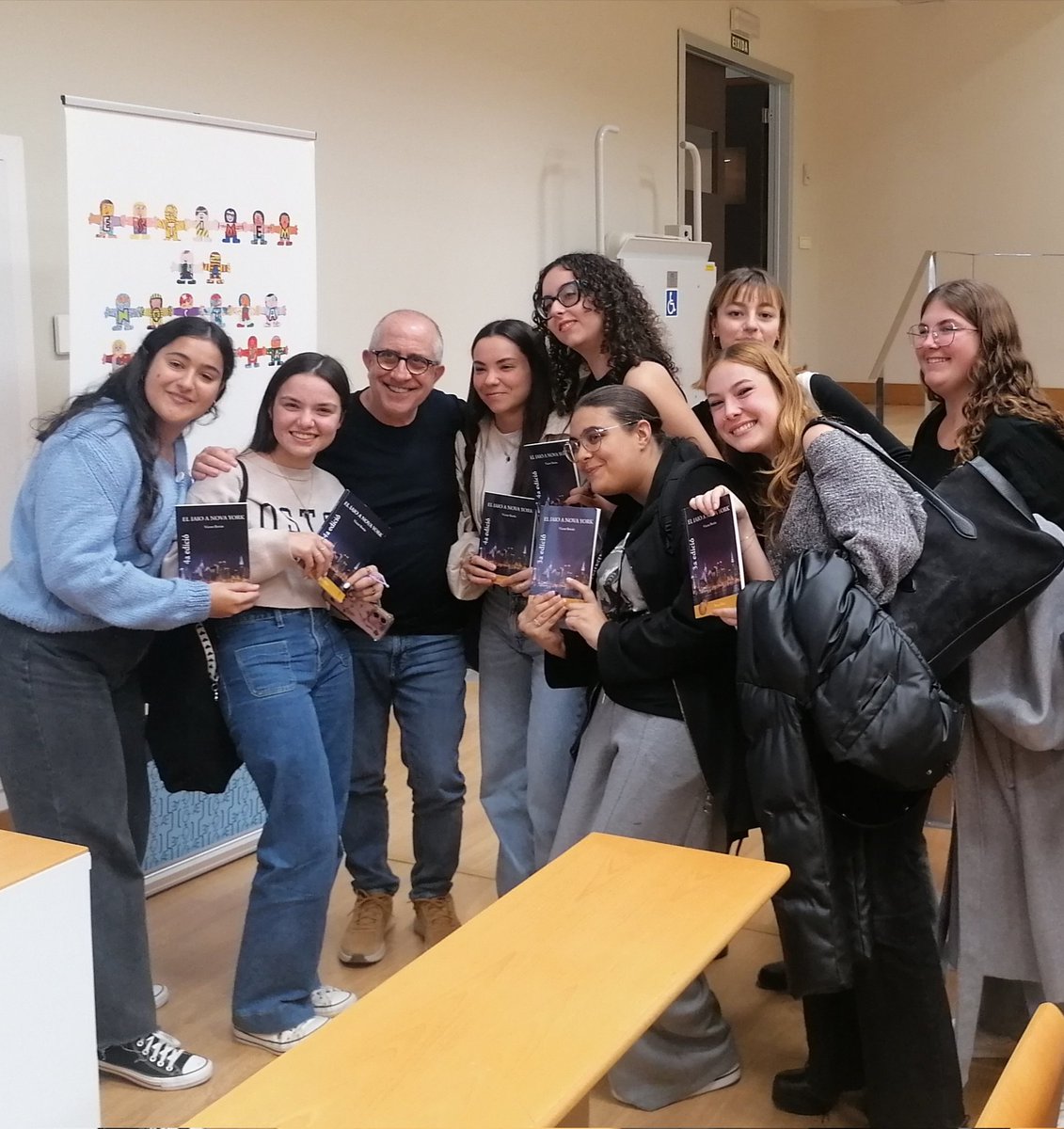 "L'home, sovint, viatja per mars desconeguts que només se solquen amb les veles de la llibertat d'imaginació." <a href="/borras_vicent/">Vicent Borràs</a> El iaio a Nova York viatja a <a href="/UV_EG/">Universitat València</a> a l'assignatura de Formació literària en l'aula d'Educació Infantil <a href="/XarxaGeoLit/">GeografiesLiteràries</a> <a href="/joanborj/">Joan Borja</a>