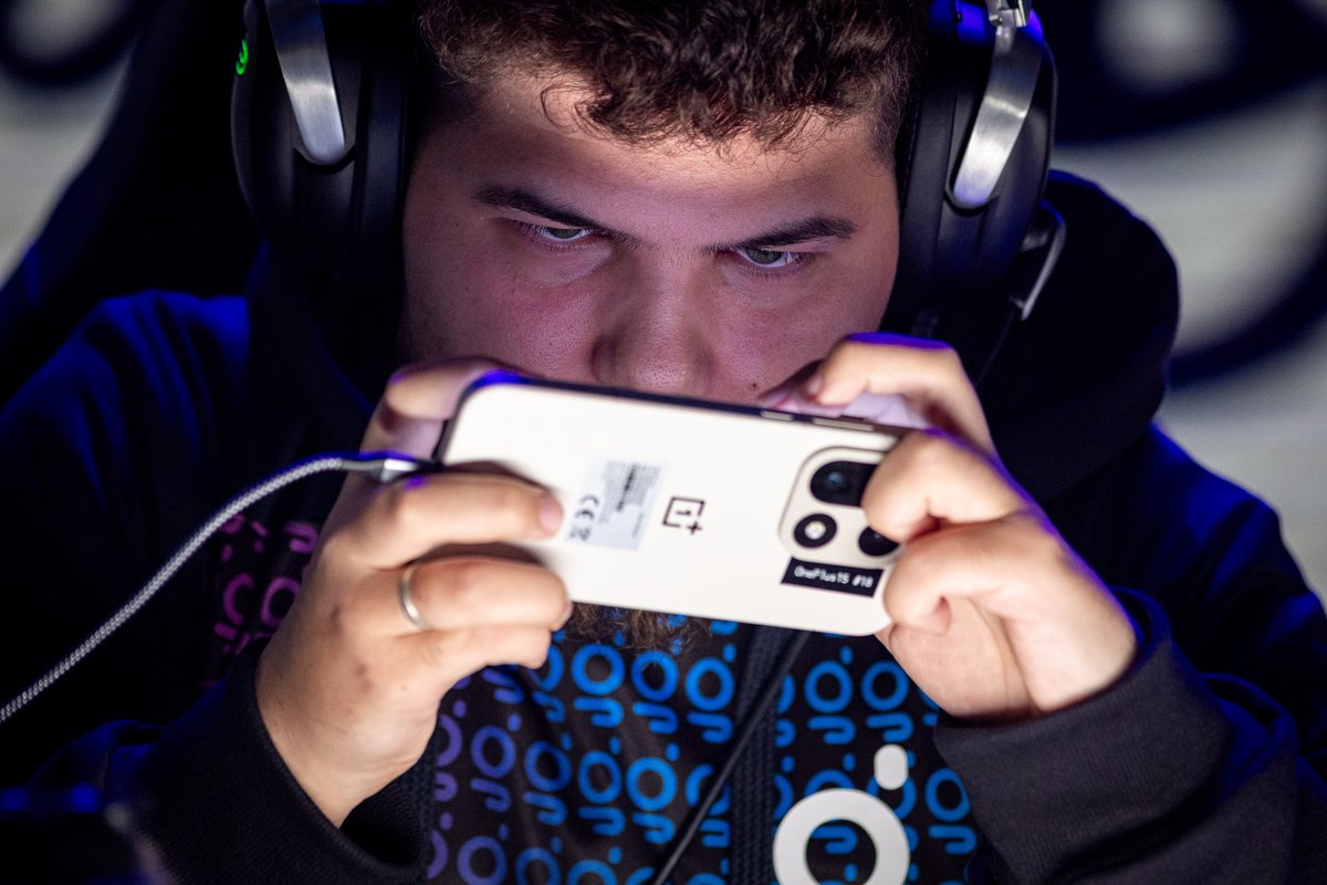 PlayCODMEsports's tweet image. All eyes focused on the game 👀

#CODMobile #CODM #CODMChamps25