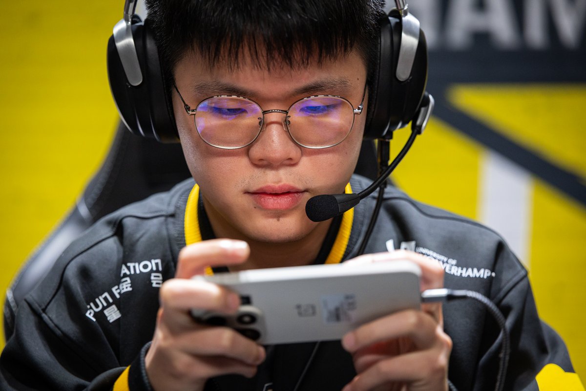 PlayCODMEsports's tweet image. All eyes focused on the game 👀

#CODMobile #CODM #CODMChamps25