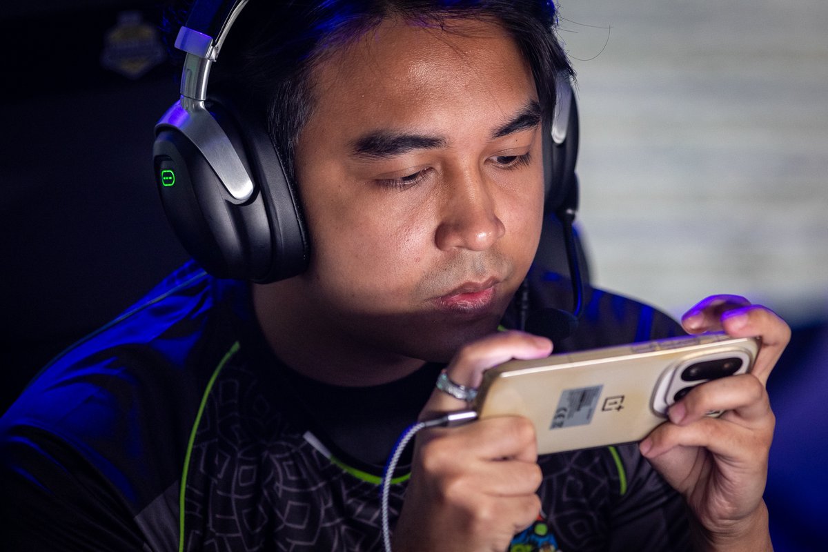 PlayCODMEsports's tweet image. All eyes focused on the game 👀

#CODMobile #CODM #CODMChamps25