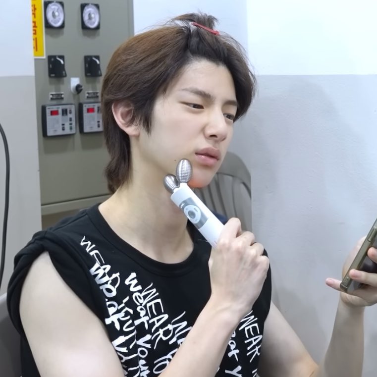 keonhoonaegi's tweet image. honey, you're                                like my mirror
familiar..                                             years ago