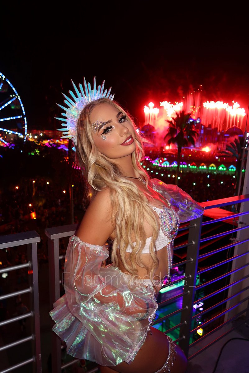 FindomGoddess_L's tweet photo. EDC Orlando brought out sooo many gooners. Eyes glued to me instead of the stage, lost in the fantasy of being owned and used. In the crowd wishing you were on ur knees instead of in the pit. The best part my boyfriend noticed too. He loves watching weak losers fall apart over me https://t.co/XXX8FfbGuM