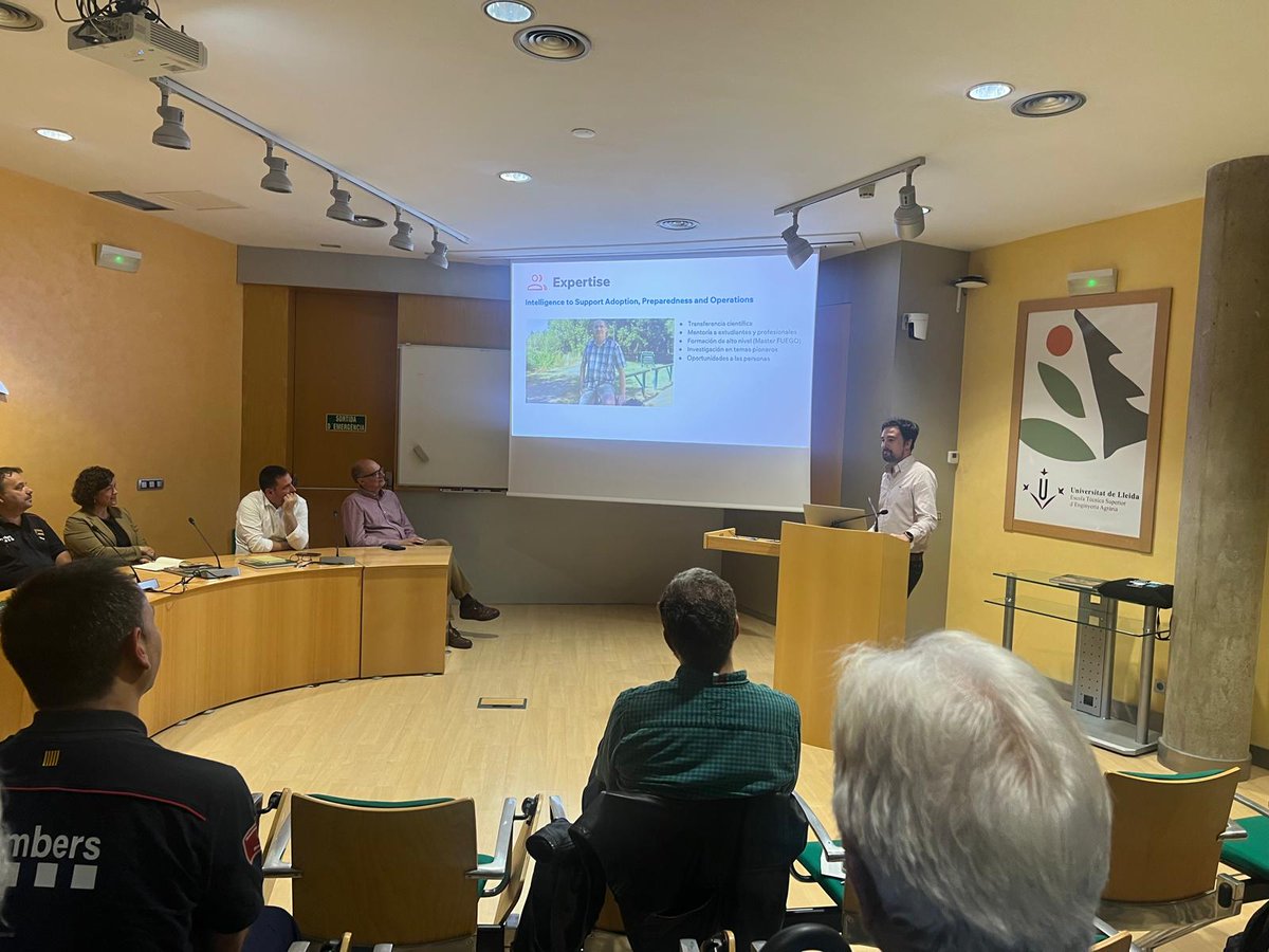 DM_Molina_T's tweet image. Jornada técnica Universidad de Lleida.
1.en Incendios Forestales
2.con la excusa de homenaje a D.Molina por su jubilación (sí, yo)
3.dentro de clases presenciales de @masterFUEGO2022 
@rescodedios 
Adrián Cardil
Marc Castellnou
Míriam Piqué
Larrañaga
Galán
E.Martínez
Arteaga ...