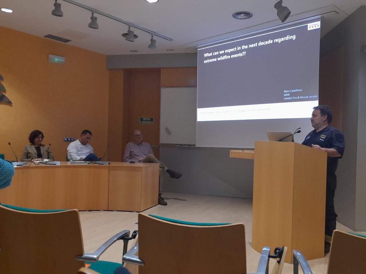 DM_Molina_T's tweet image. Jornada técnica Universidad de Lleida.
1.en Incendios Forestales
2.con la excusa de homenaje a D.Molina por su jubilación (sí, yo)
3.dentro de clases presenciales de @masterFUEGO2022 
@rescodedios 
Adrián Cardil
Marc Castellnou
Míriam Piqué
Larrañaga
Galán
E.Martínez
Arteaga ...