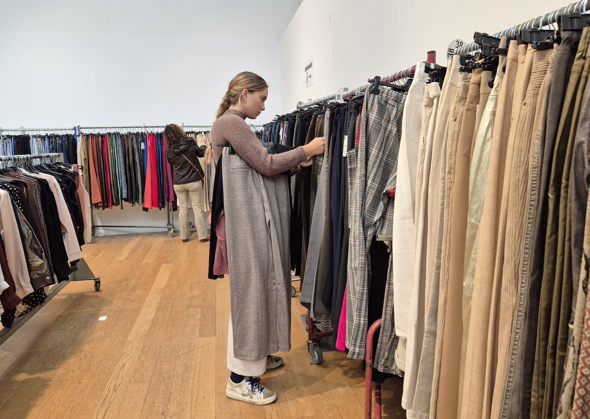 🙌 Primer dia d'#OutletCIPO superat a l'<a href="/EspaiCulturaSbd/">Espai Cultura Fundació 1859</a>, on hem obert portes amb 6700 peces de roba de 33 proveïdors. 

🟢 Tornem demà, de 9 a 21 h, i diumenge, de 10 a 15 h. 

Gràcies a tothom qui ha vingut a l'<a href="/EspaiCulturaSbd/">Espai Cultura Fundació 1859</a> i ens ajuda a fer gran el nostre projecte! 🫶