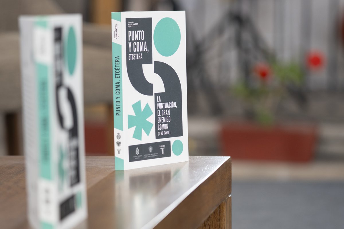 ASALEinforma's tweet image. La ASALE y la RAE presentaron en el X CILE la obra «Punto y coma, etcétera», la segunda entrega de la colección de divulgación lingüística Hablantes, publicada bajo el sello @tauruseditorial: ow.ly/k5jZ50XihZX.