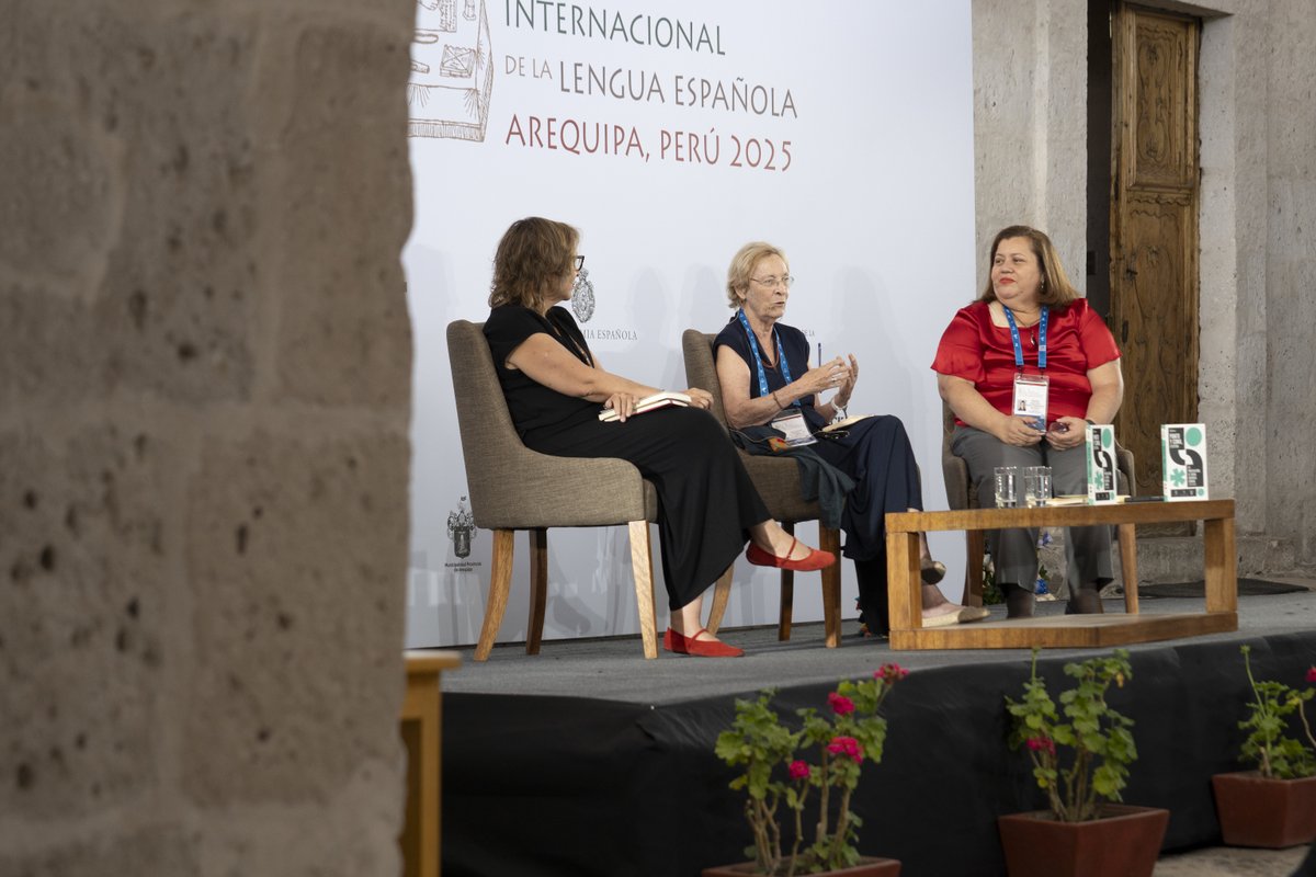 ASALEinforma's tweet image. La ASALE y la RAE presentaron en el X CILE la obra «Punto y coma, etcétera», la segunda entrega de la colección de divulgación lingüística Hablantes, publicada bajo el sello @tauruseditorial: ow.ly/k5jZ50XihZX.