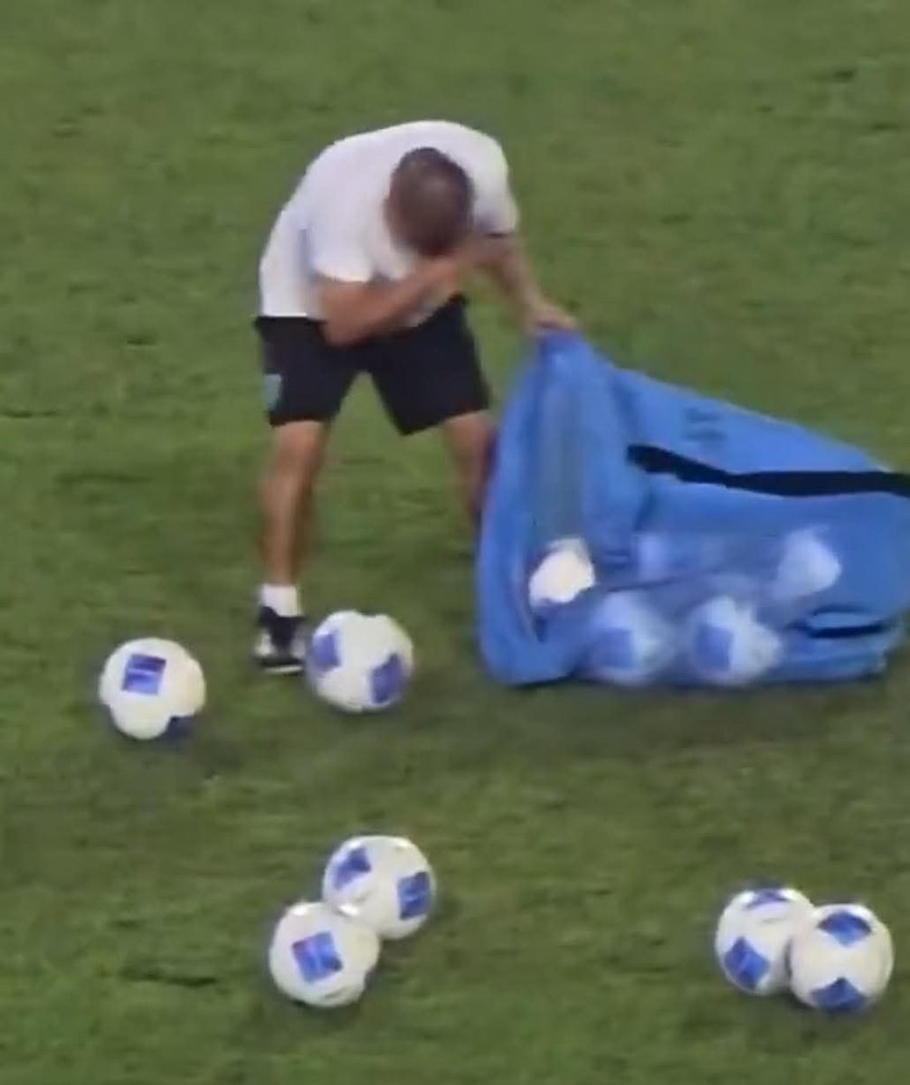 ¡QUE POSTAL!  💔😭

Tras la eliminacion de Guatemala y no poder ir al Mundial, se vio al utilero llorando mientras seguia haciendo su trabajo.

No solo afecta a los futbolistas, es todo un equipo que trabaja con las mismas ganas por un mismo objetivo. 🙏