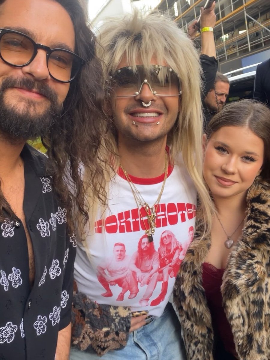 Tokio Hotel with fan at the hotel entrance ✨️
Munich, 11/2025
#TokioHotel #BillKaulitz #TomKaulitz
📷Domi Kitkova