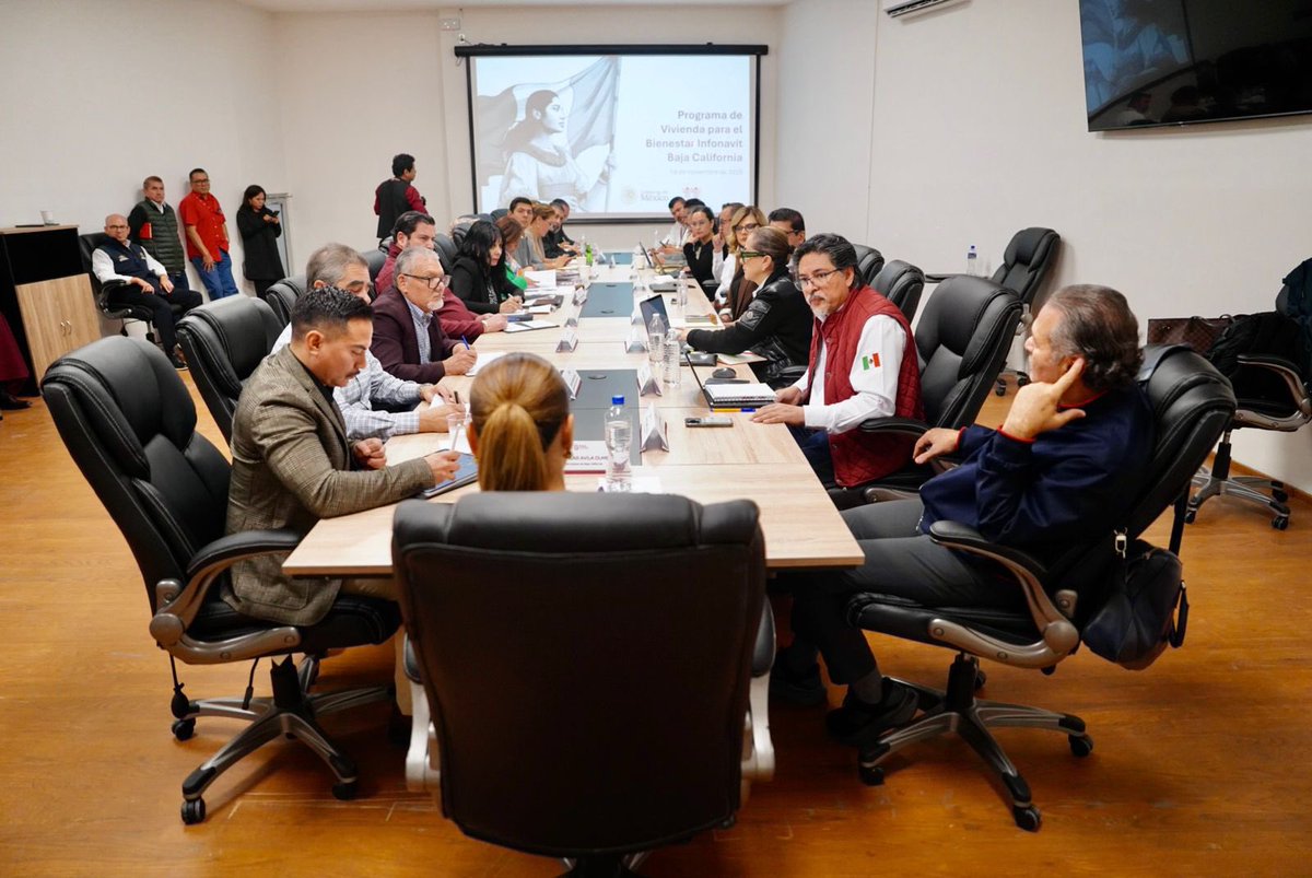Los alcaldes de Baja California, participamos con la gobernadora <a href="/MarinadelPilar/">Marina del Pilar</a> y el director del <a href="/Infonavit/">Infonavit</a> Octavio Romero Oropeza en la revisión de los proyectos de vivienda, obras de agua y drenaje, fraccionamientos y certeza en uso de suelo, para que el crecimiento venga