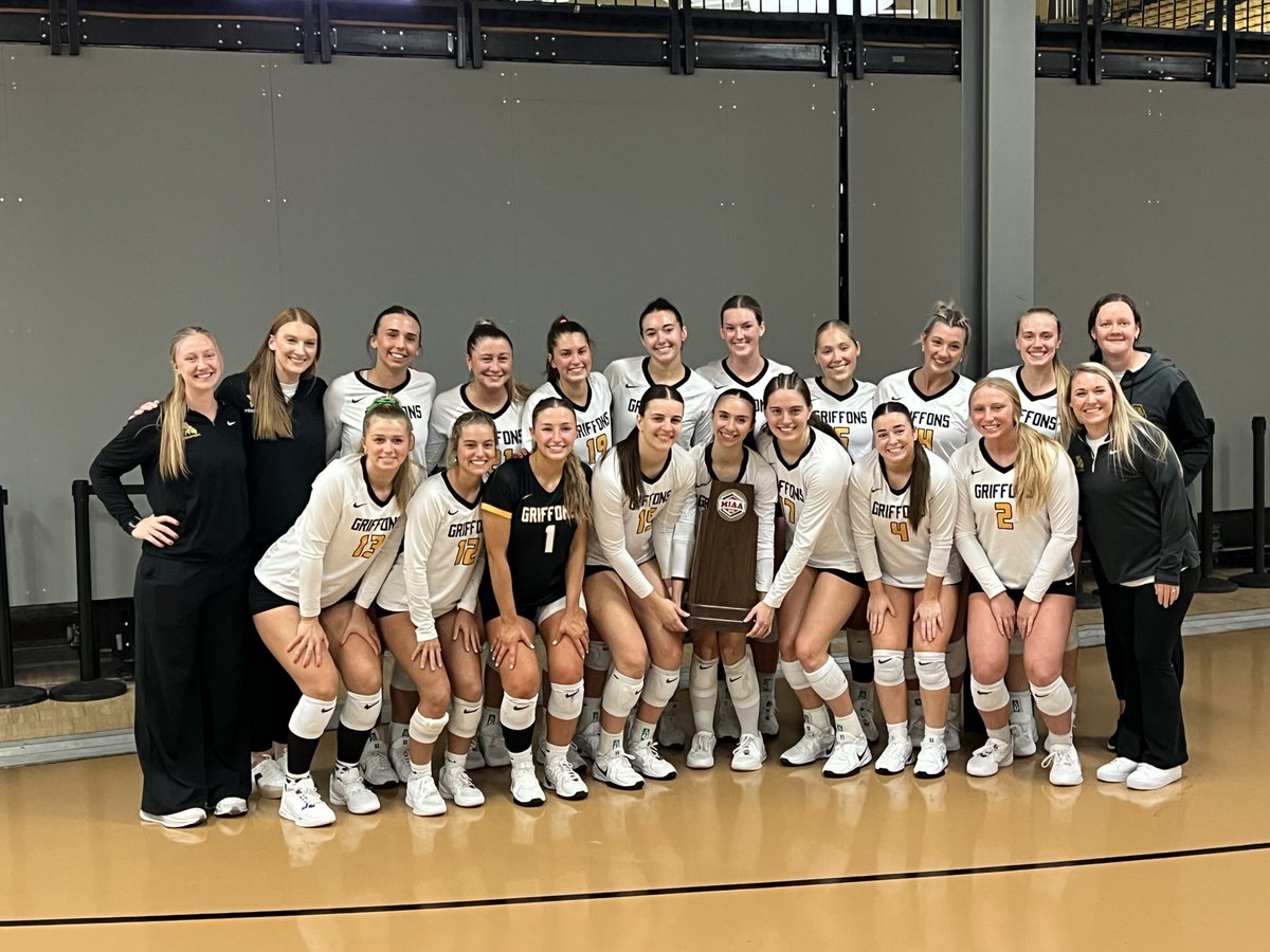 TYetmarAD's tweet image. WHAT A NIGHT! I’m so proud of @MWSUvolleyball! 🖤 💛 With the victory last night over FHSU, the team moved to 13-2 in @TheMIAA - one of the best DII VB leagues in the country - and secured a share of the regular season championship. First since 2017. #RingTheBell 🔔#GriffUp 🦁🦅