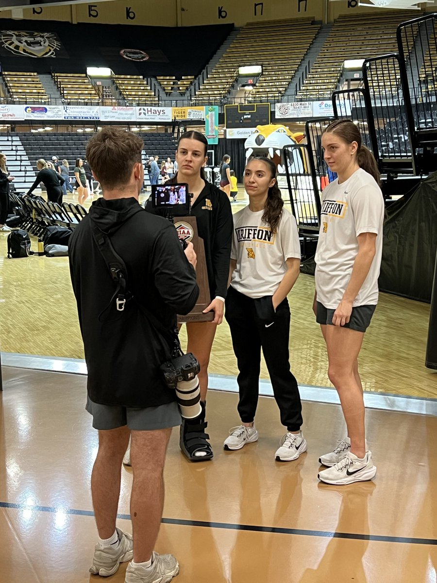 TYetmarAD's tweet image. WHAT A NIGHT! I’m so proud of @MWSUvolleyball! 🖤 💛 With the victory last night over FHSU, the team moved to 13-2 in @TheMIAA - one of the best DII VB leagues in the country - and secured a share of the regular season championship. First since 2017. #RingTheBell 🔔#GriffUp 🦁🦅