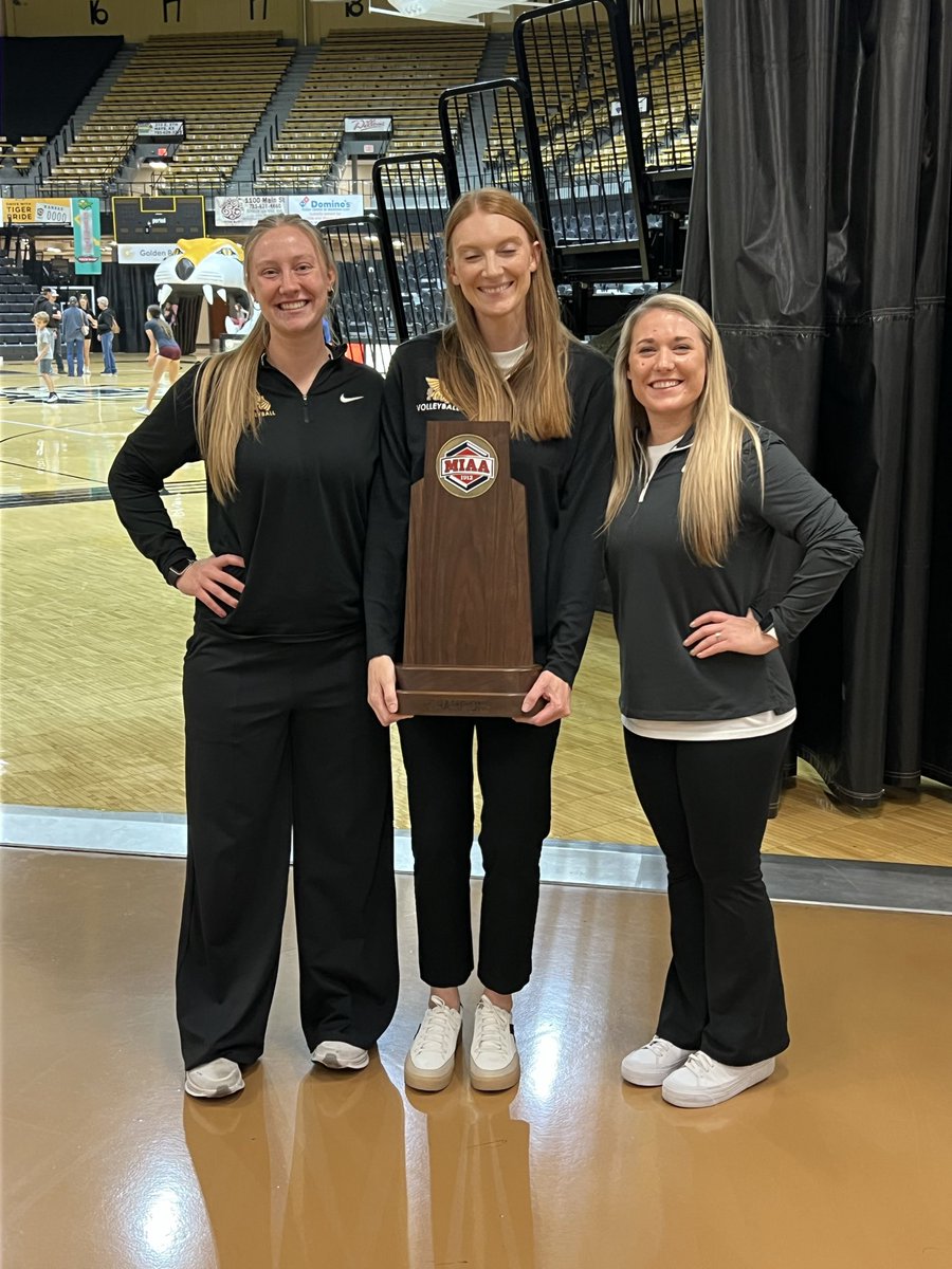 TYetmarAD's tweet image. WHAT A NIGHT! I’m so proud of @MWSUvolleyball! 🖤 💛 With the victory last night over FHSU, the team moved to 13-2 in @TheMIAA - one of the best DII VB leagues in the country - and secured a share of the regular season championship. First since 2017. #RingTheBell 🔔#GriffUp 🦁🦅